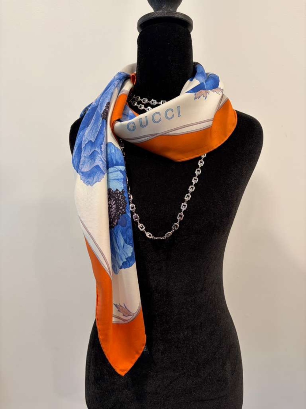 Gucci Silk Scarf 90 Carré Floral Orange Cream Hand Rolled - Picture 5 of 9